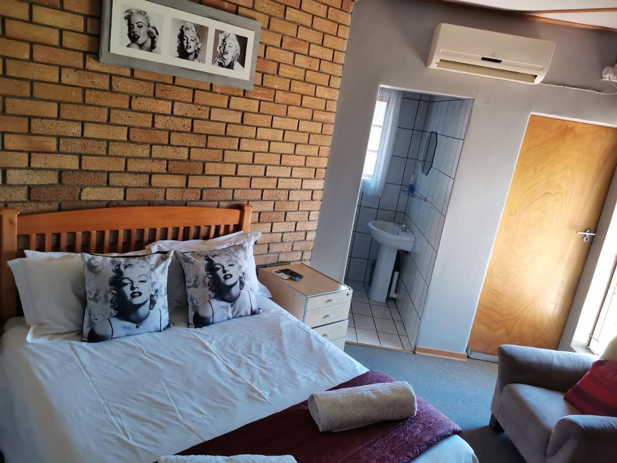 Neon Moon Otel Welkom Dış mekan fotoğraf